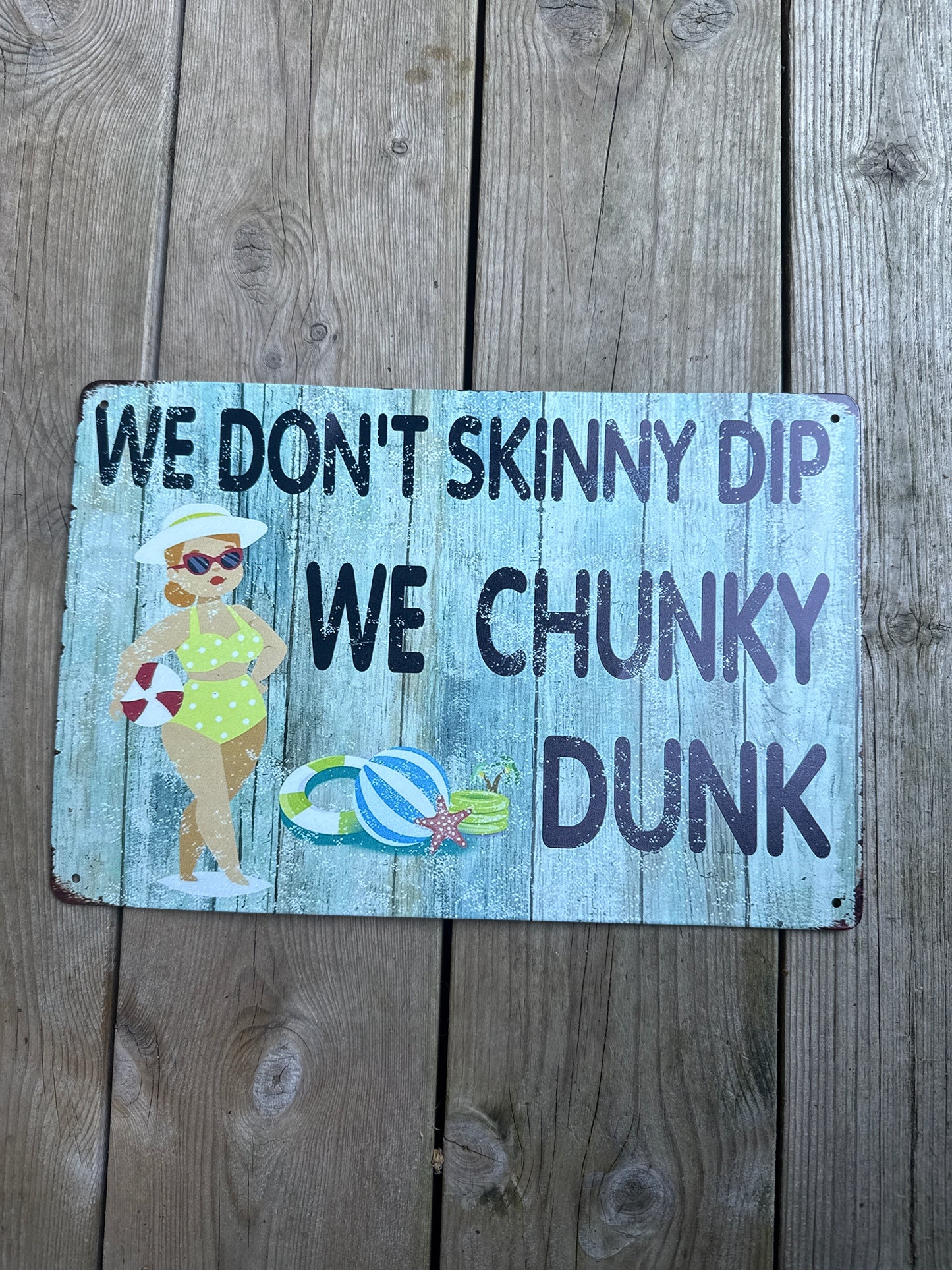 Metallskilt – “We don’t skinny dip, we chunky dunk”
Størrelse: 20 x 30 cm