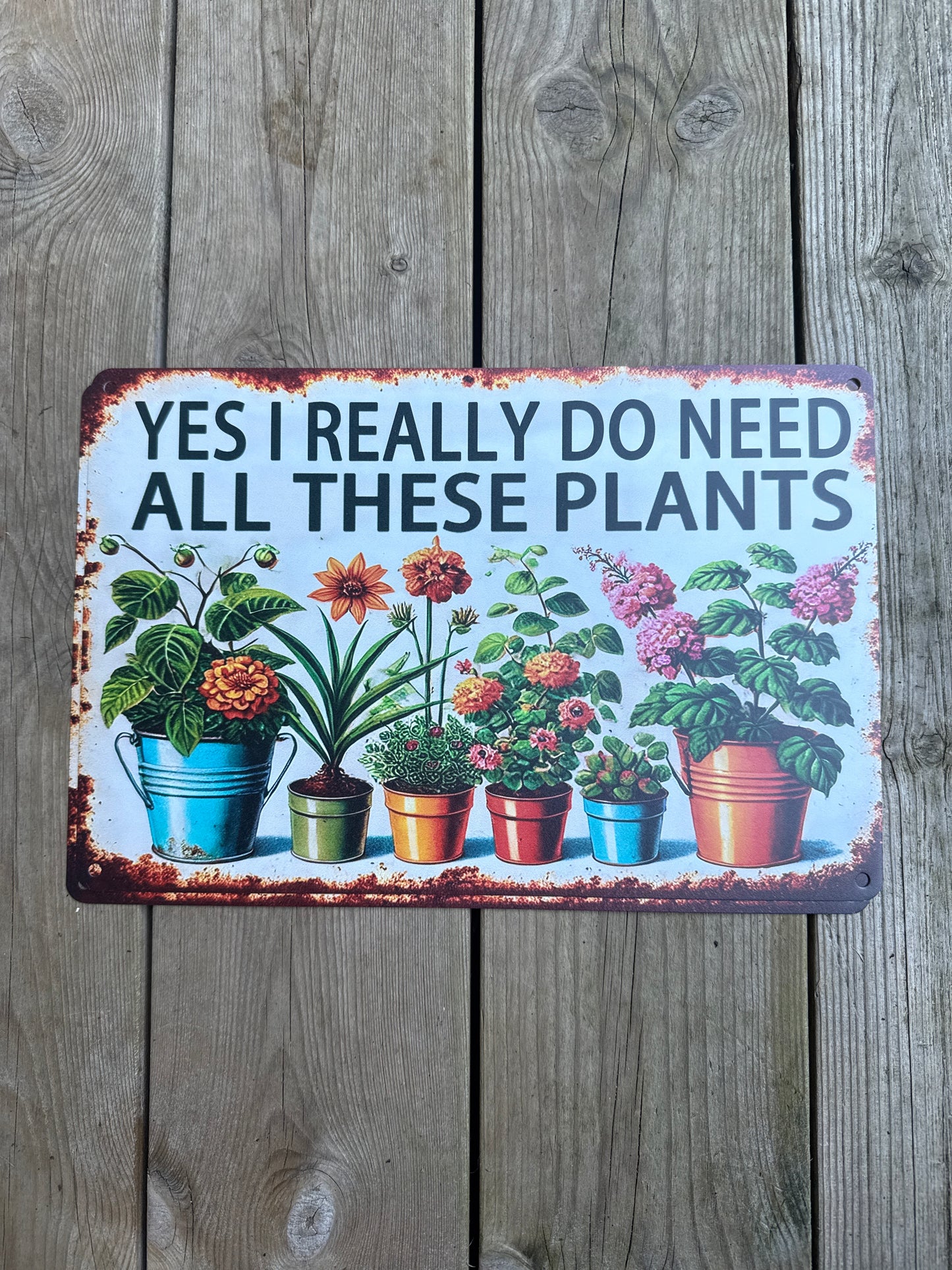 Metallskilt – “Yes, I really do need all these plants”
Størrelse: 20 x 30 cm