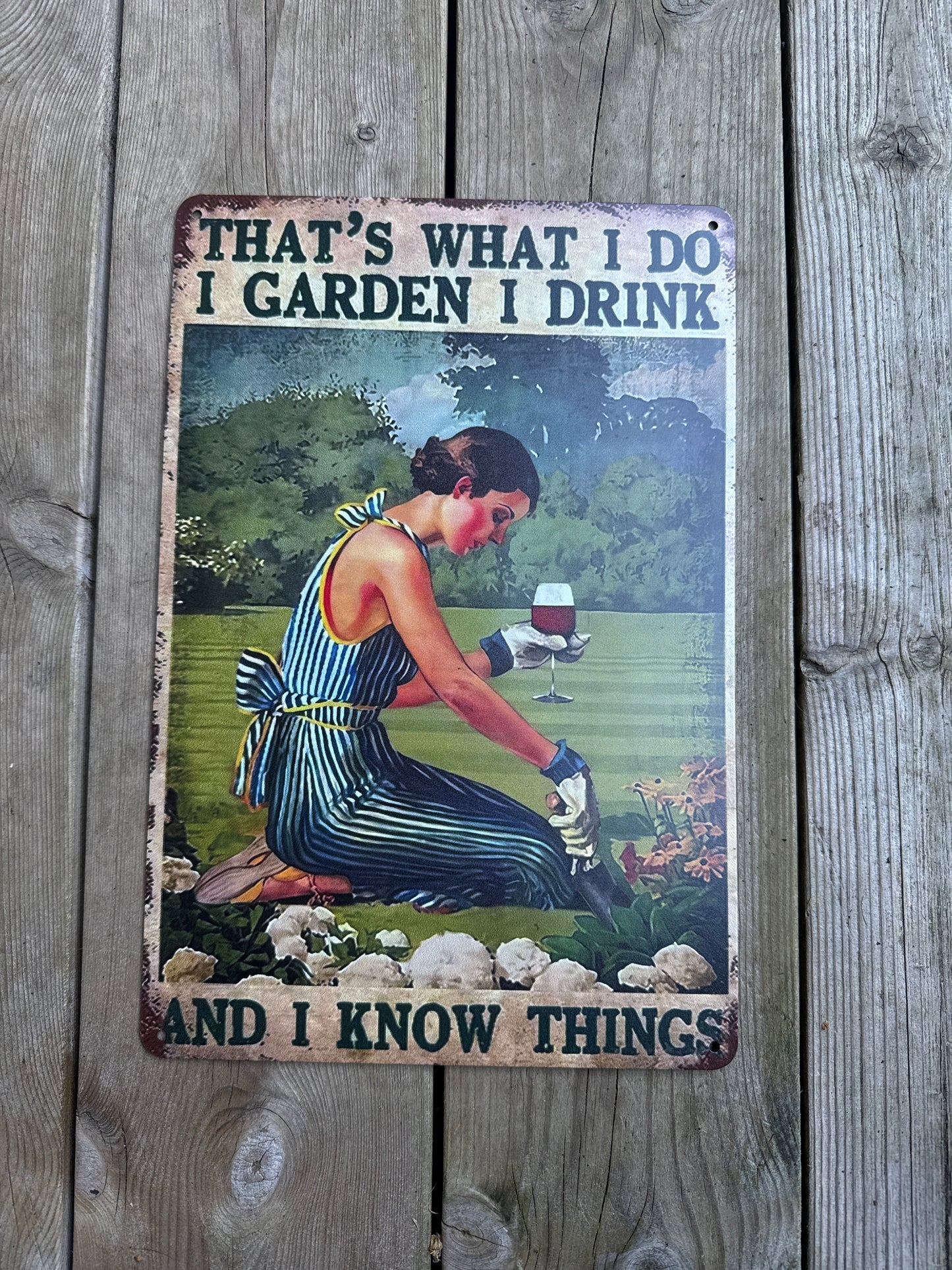 Metallskilt – “That’s what I do. I garden, I drink and I know things.”

Størrelse: 20 x 30 cm