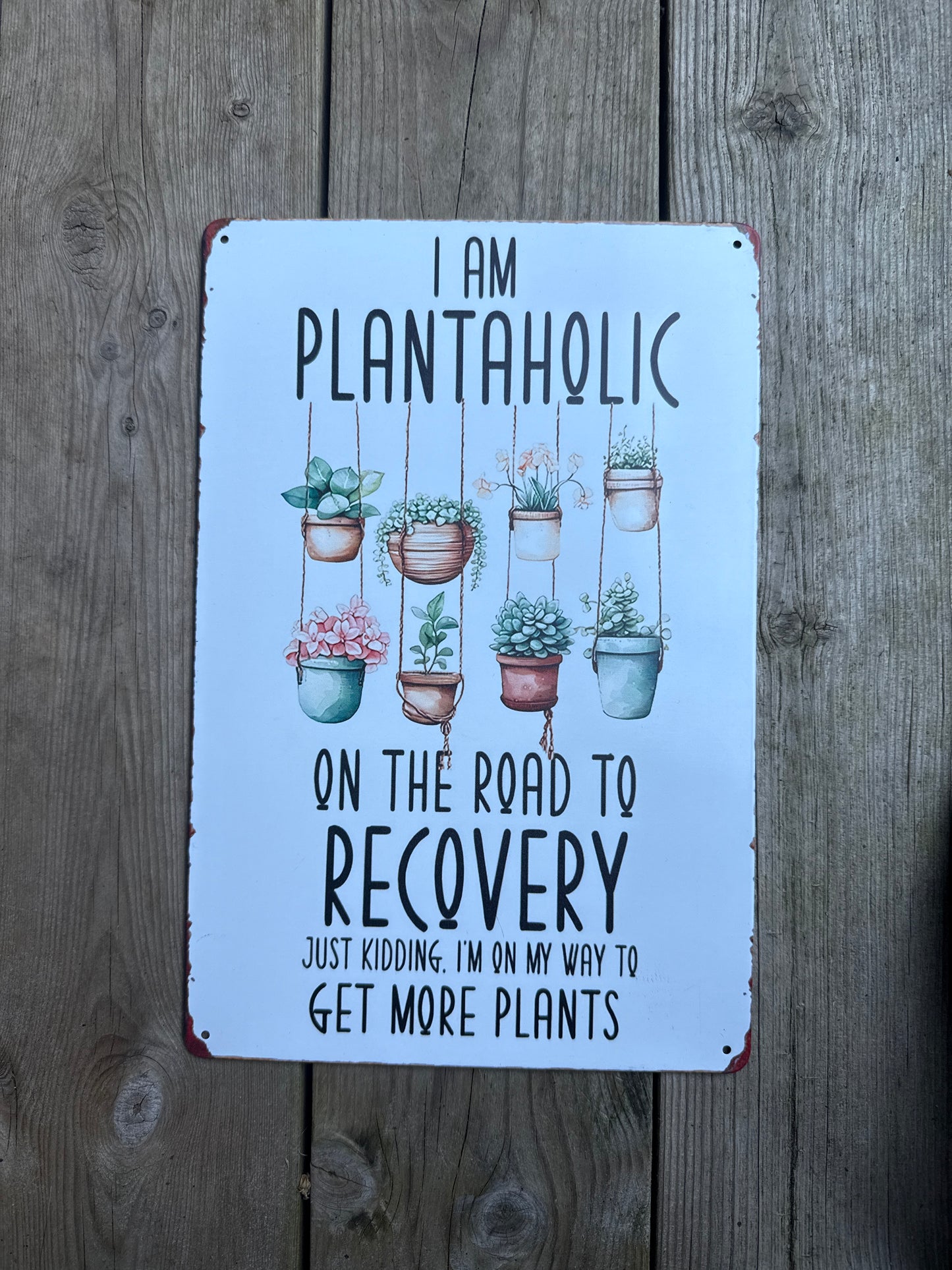 Metallskilt – “I am plantaholic on the road to recovery… just kidding, I’m on my way to get more plants”

Størrelse: 20 x 30 cm
