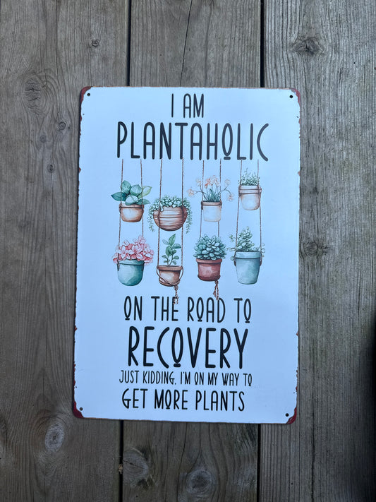 Metallskilt – “I am plantaholic on the road to recovery… just kidding, I’m on my way to get more plants”

Størrelse: 20 x 30 cm