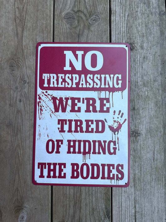 Metallskilt – “No trespassing. We’re tired of hiding the bodies.”

Størrelse: 20 x 30