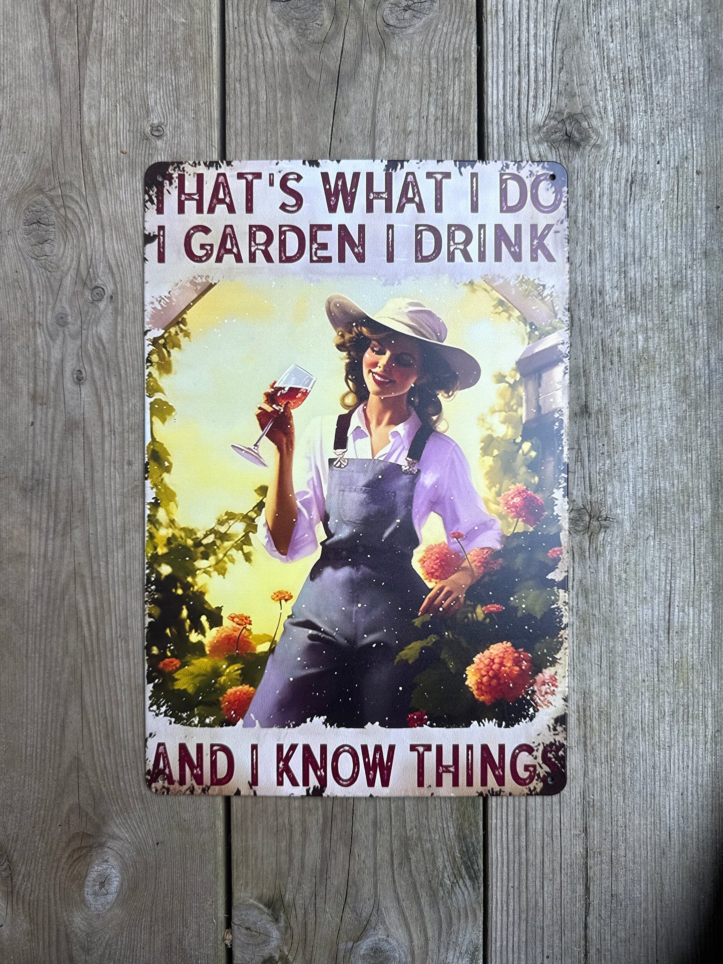 Metallskilt – “That’s what I do. I garden, I drink and I know things.”

Størrelse: 20 * 30 cm