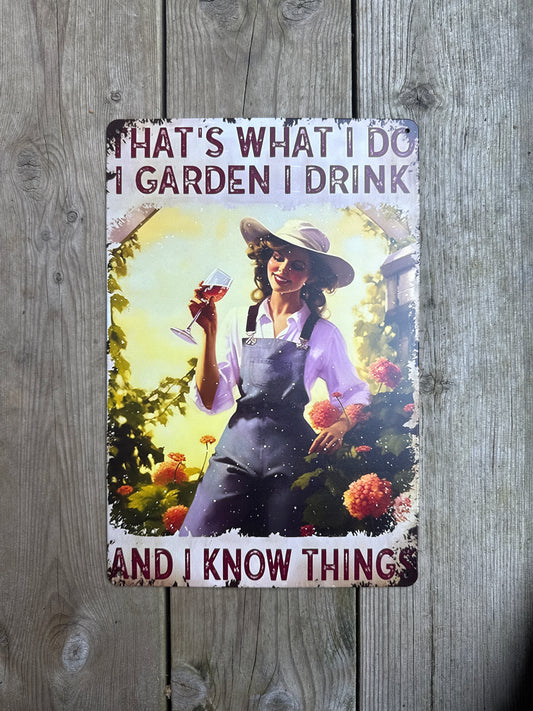 Metallskilt – “That’s what I do. I garden, I drink and I know things.”

Størrelse: 20 * 30 cm