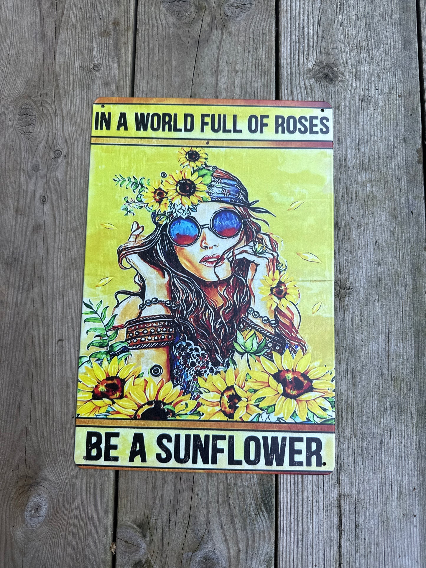 Metallskilt – “In a world full of roses, be a sunflower”

Størrelse: 20 x 30 cm